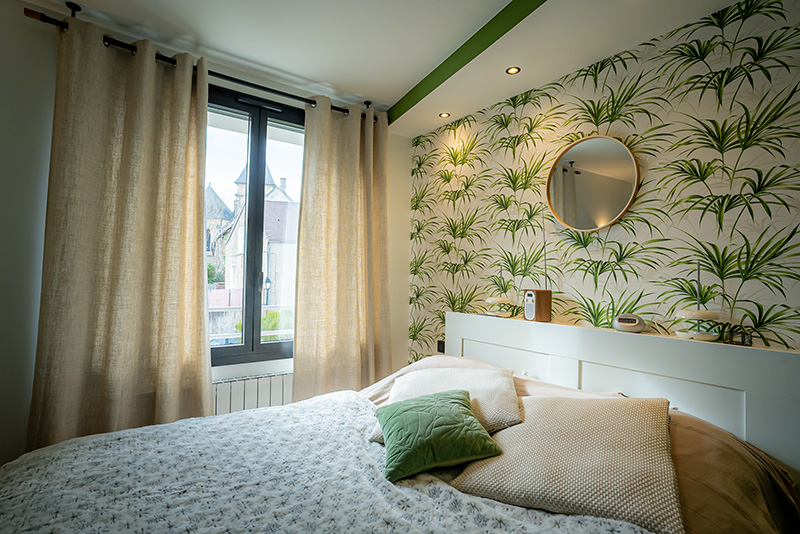 Chambre-papier-peint-vert-tropical-menuiseries