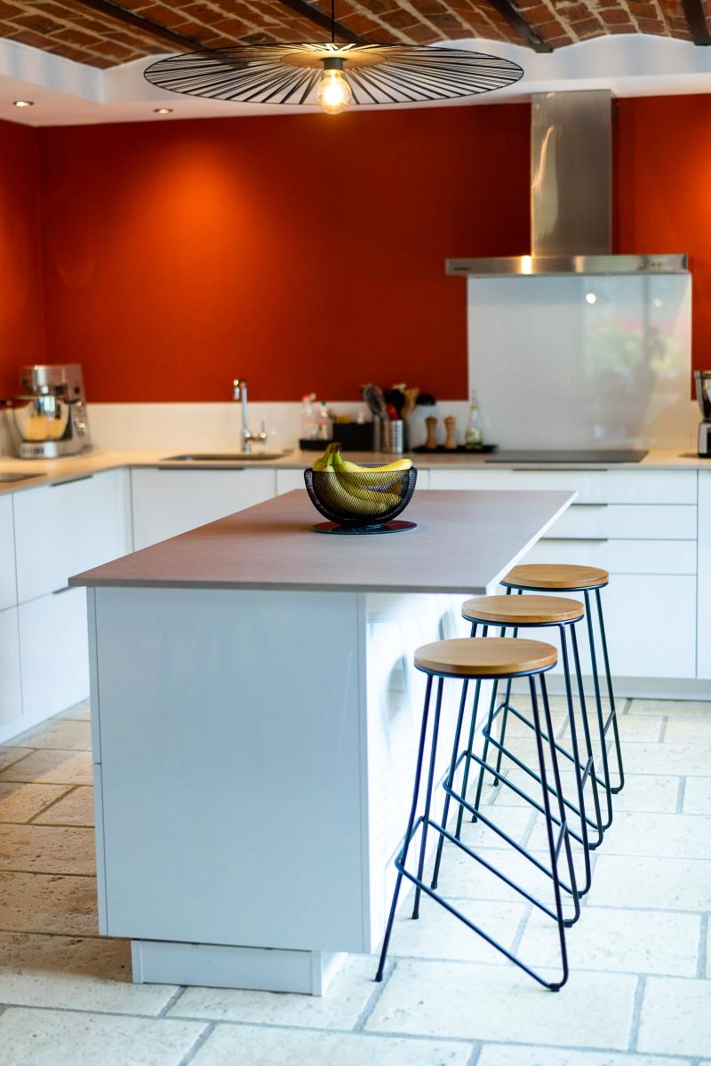 Cuisine-amenagement-decoration-meuliere-orange