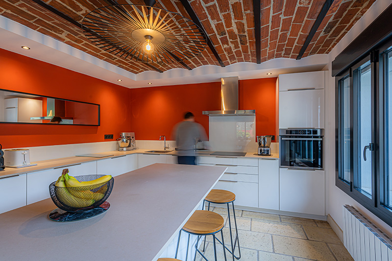 Cuisine-sur-mesure-amenagement-orange-decoration