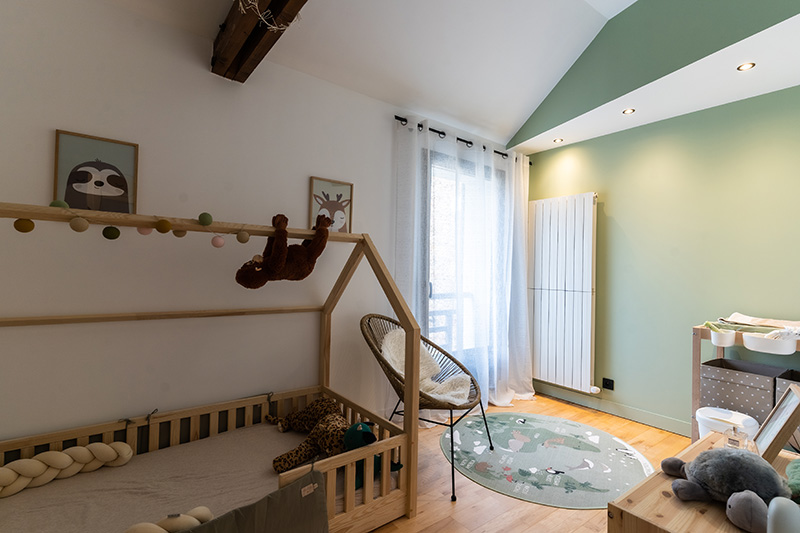 chambre-Enfant-vert-faux-plafond-spot-parquet