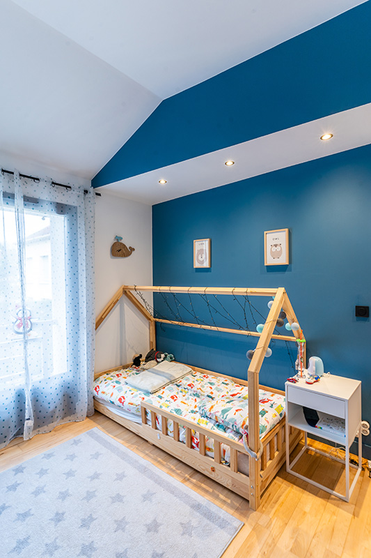 chambre-enfant-spot-decoration-lit-cabane-bleu