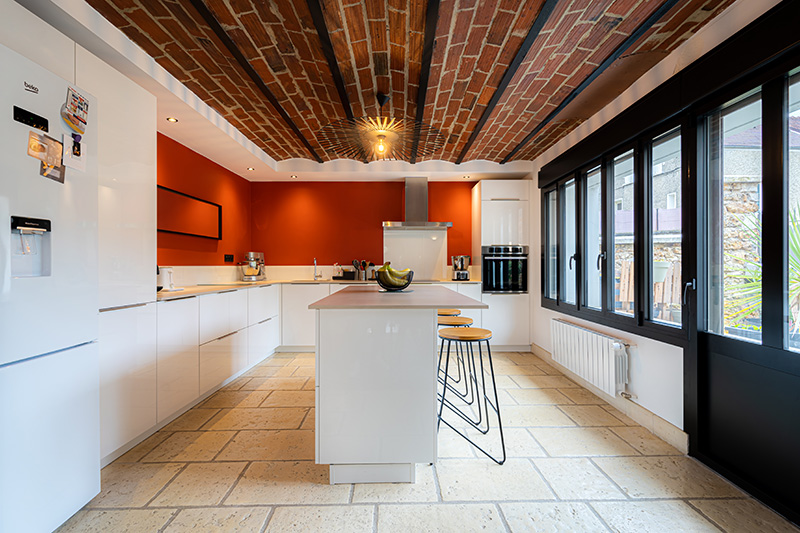 cuisine-ilot-renovation-meuliere-sur-mesure