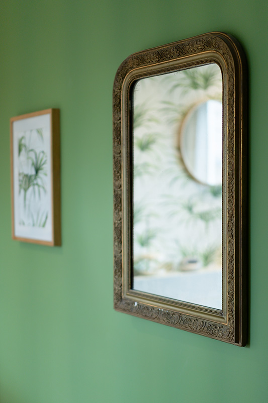 detail-amenagement-miroir-vert-decoration-architecture-interieur