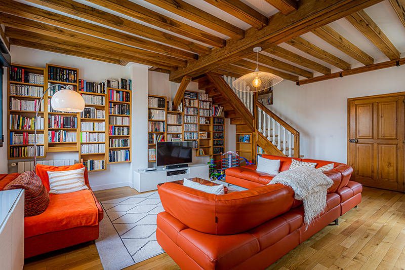 salon-sejour-renovation-poutre-bois-parquet-orange