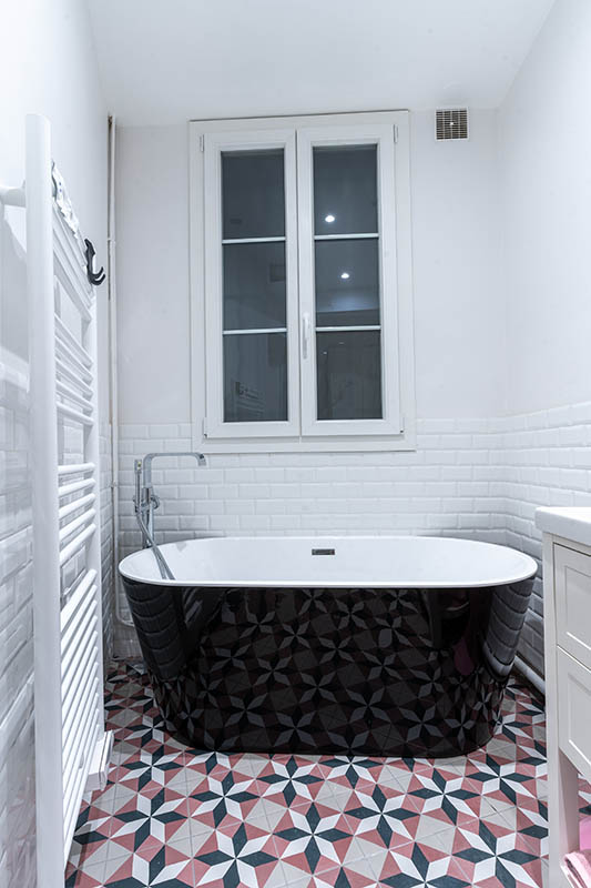 Salle-de-bain-baignoire-ilot-carreaux-de-ciment-mosaique-noir-appartement-renovation-architecture-dinterieur