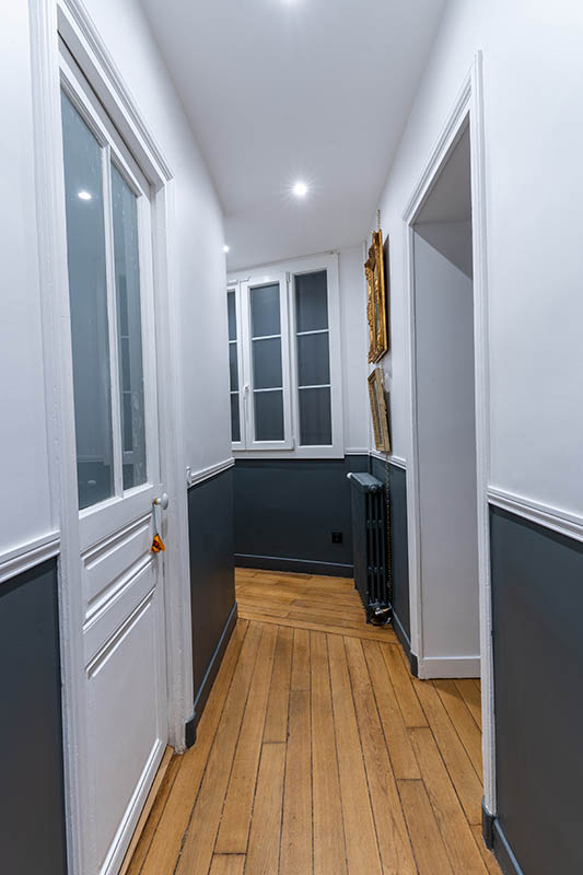 couloir-porte-moulures-parquet-gris-appartement-existant-saint-germain-en-laye