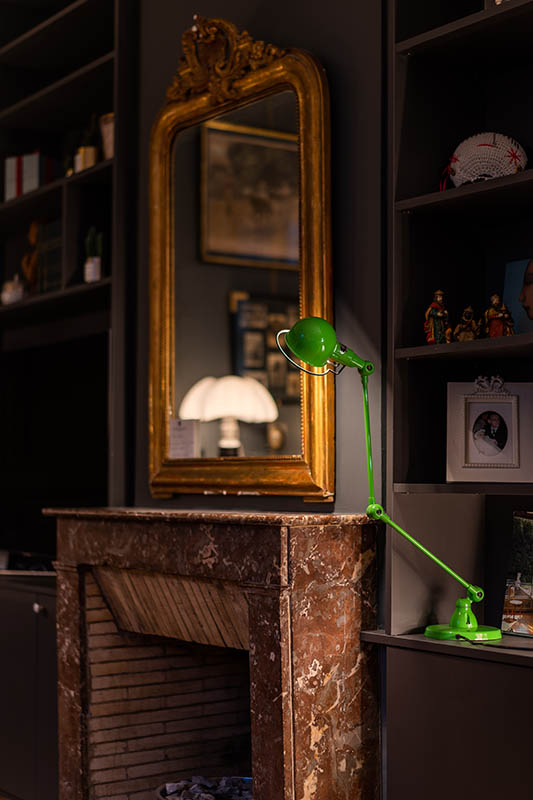 detail-mobilier-meuble-sur-mesure-lampe-lumiere-cheminee-miroir-dore-appartement-renovation-architecture-interieur