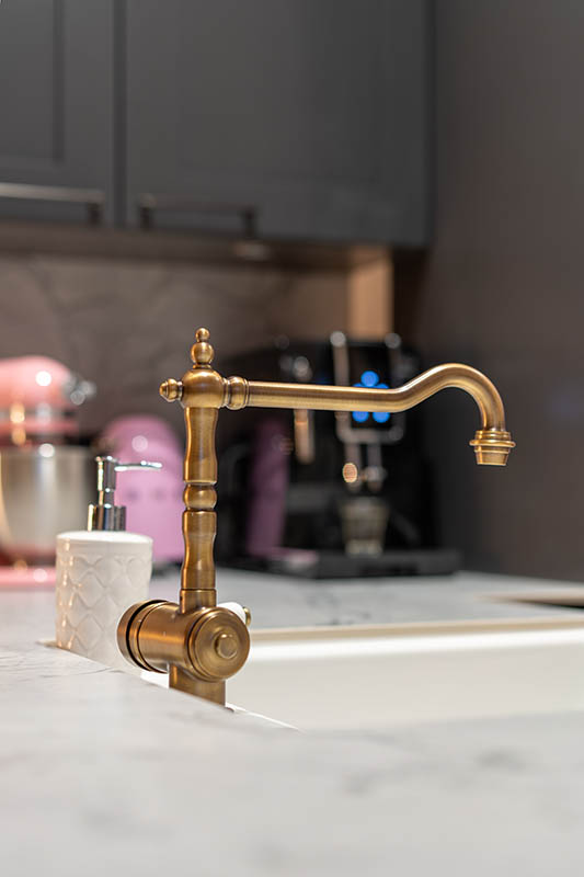detail-renovation-robinet-robinetterie-cuisine-smeg-rose-marbre-appartement