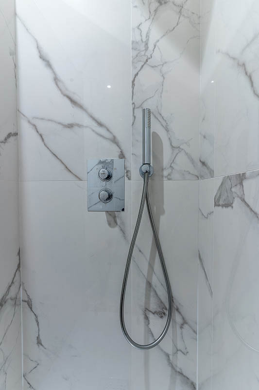 detail-robinetterie-marbre-salle-de-bain-appartement-renovation-
