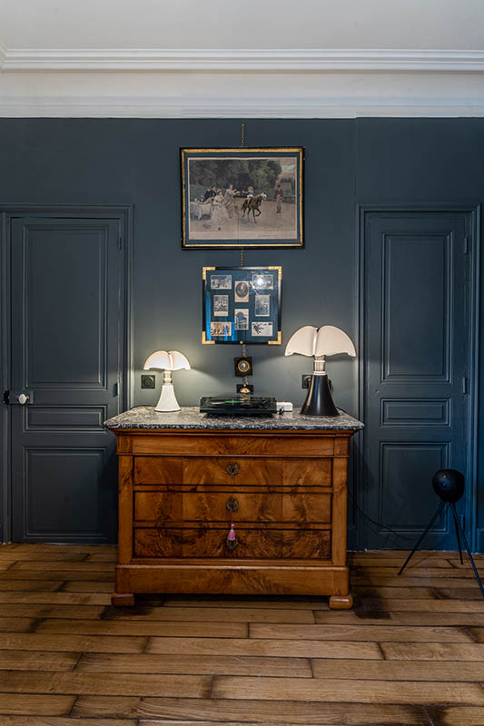 parquet-appartement-ancien-haussmannien-moulures-gris-bois