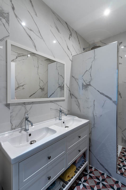 salle-de-bain-vasque-evier-miroir-spot-marbre-carreaux-de-ciment-mosaique-architecture-interieur-appartement-saint-germain-en-laye