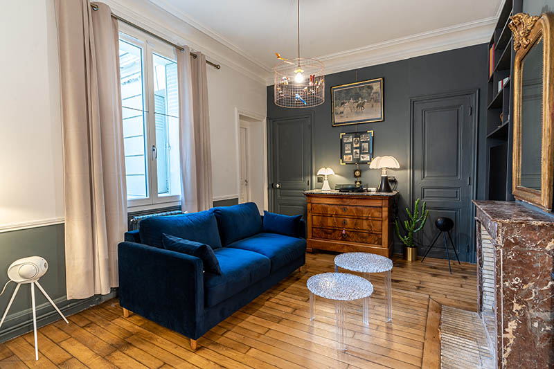 salon-sejour-parquet-cheminee-moulures-appartement-haussmannien-renovation-architecture-interieur