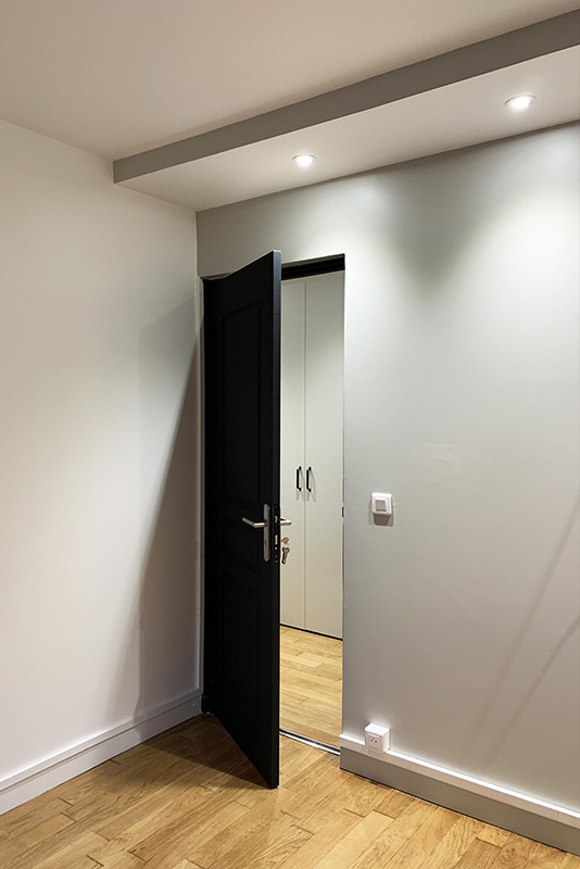 Parquet-bureaux-swisslife-renovation-appartement-faux-plafond-spot-menuiseries-interieures-porte-noire-