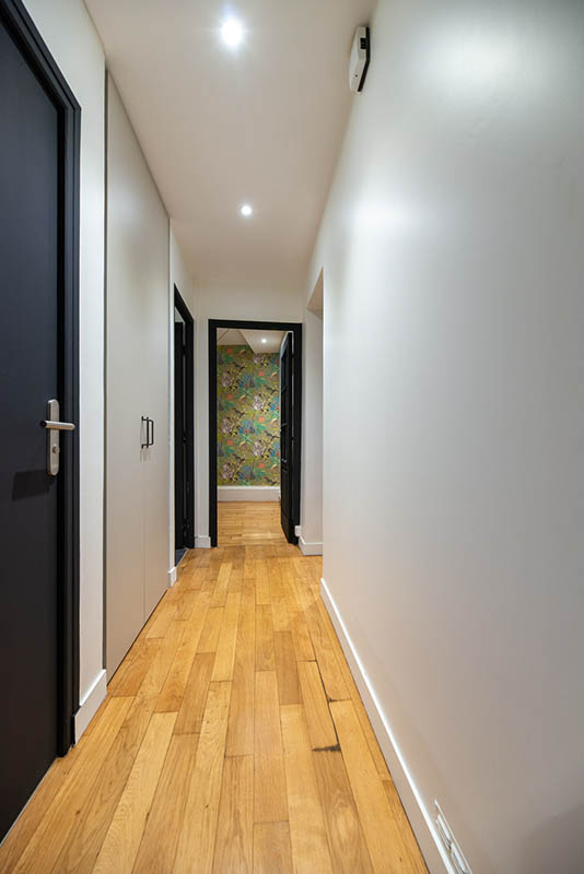 bureaux-couloir-saint-germain-swisslife-parquet-noir-spot-faux-plafond-architecutre-interieur